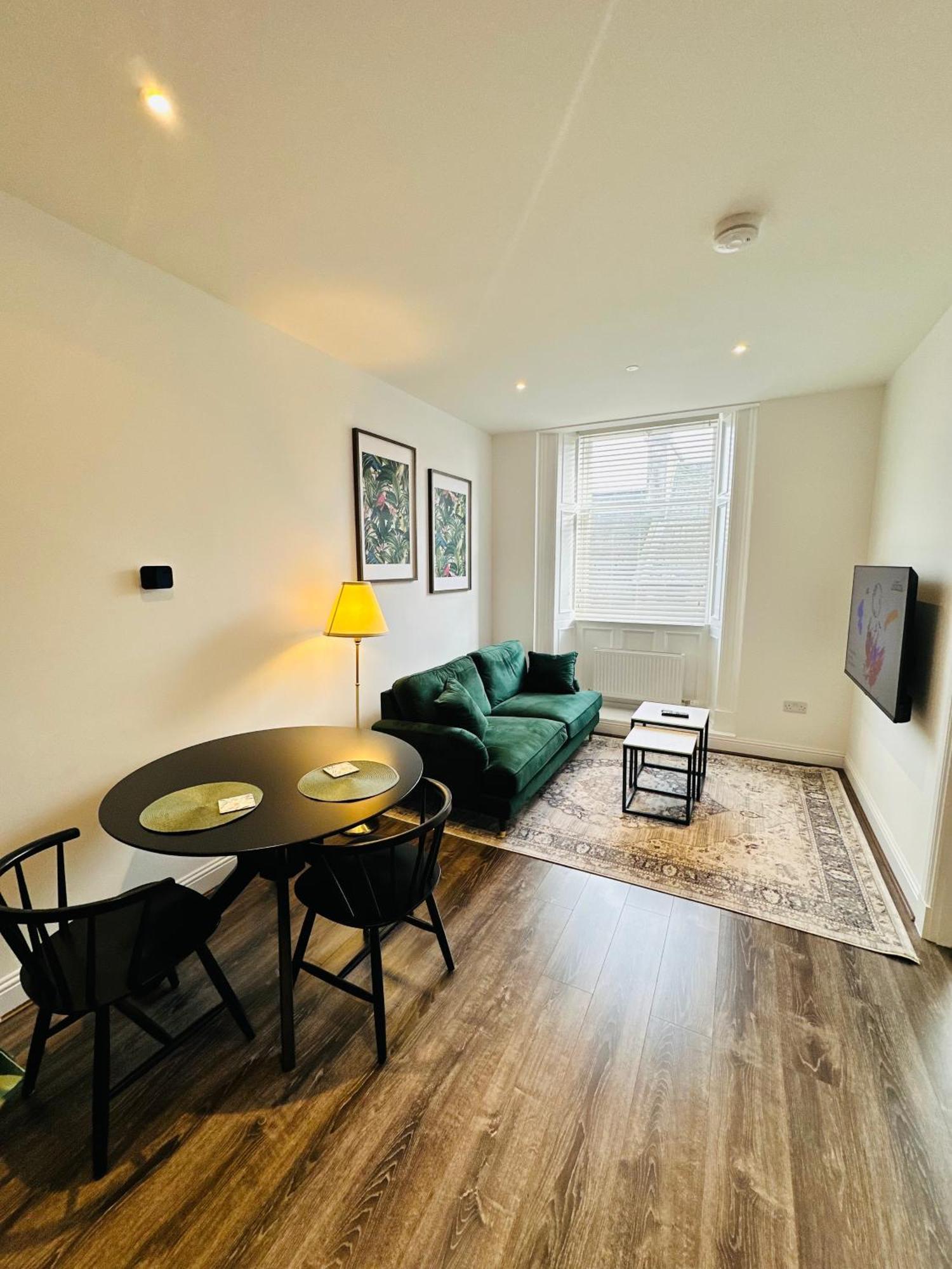 Barnet House Serviced Apartments ดันเฟิร์มลิน ภายนอก รูปภาพ