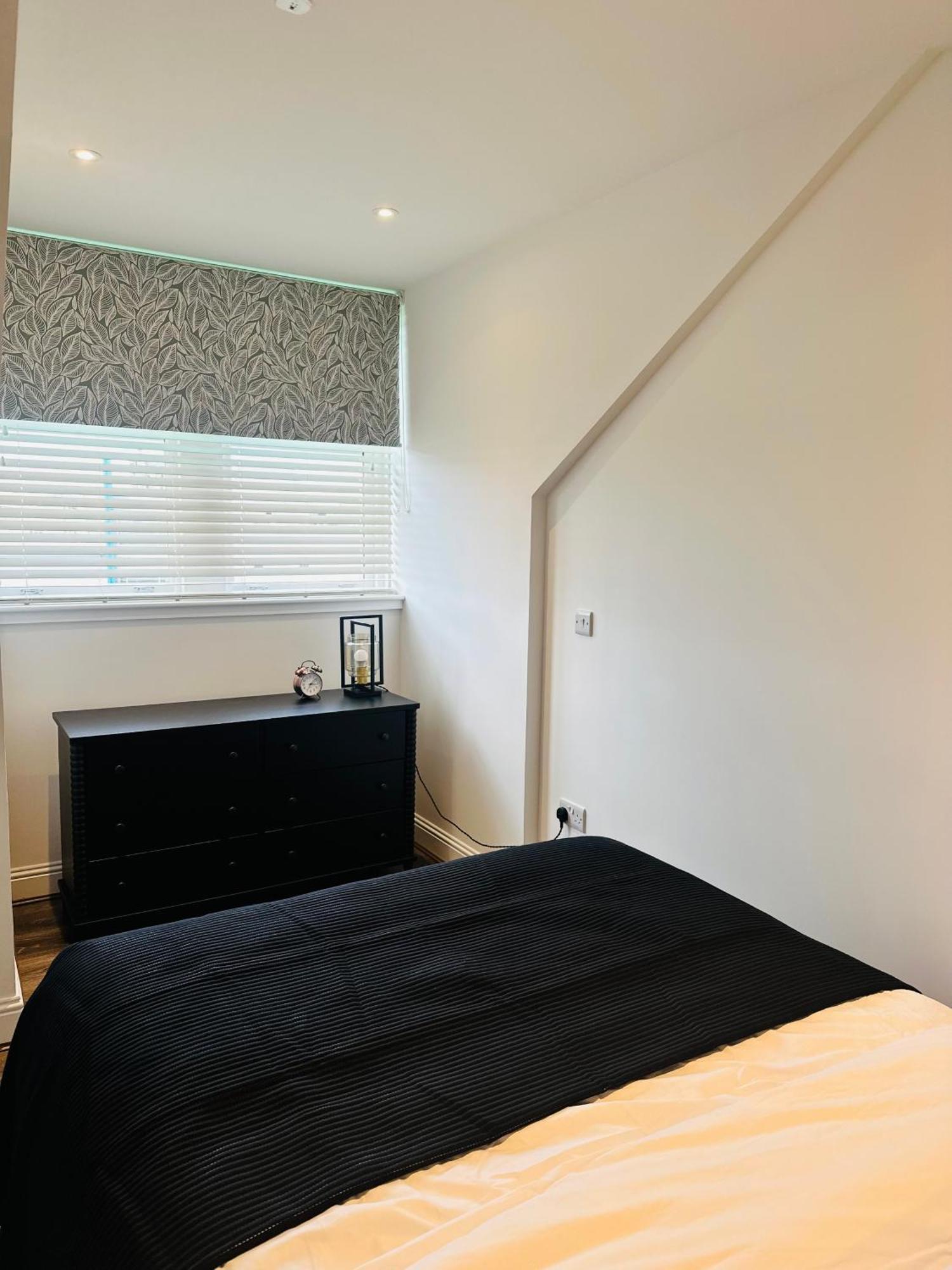 Barnet House Serviced Apartments ดันเฟิร์มลิน ภายนอก รูปภาพ